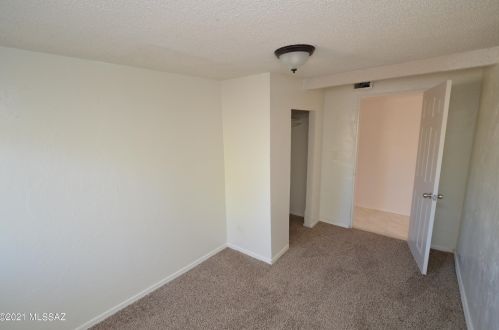 372 Corona Rd, Tucson AZ 85746-8809 exterior