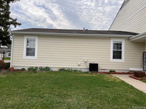 39623 Vlg Wood Ln, Novi MI 48375-4554 exterior