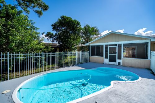 2410 Summit St, Fort Pierce FL  34984-5067 exterior