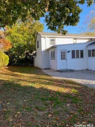 33 Dulittle St, Babylon, NY 11703-4409