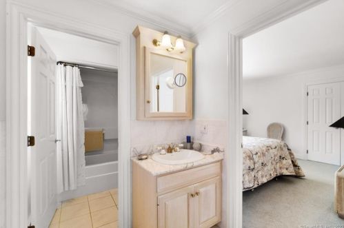 650 Gulf St, Milford CT 06460-7270 exterior