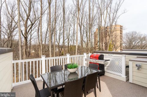 10326 Grosvenor Pl, Rockville MD 20852 exterior