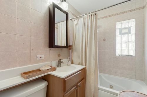 3935 Greenleaf Ave, Chicago IL 60626-2882 exterior