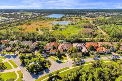 9081 Shenendoah Cir, Naples FL 34113-1665 exterior