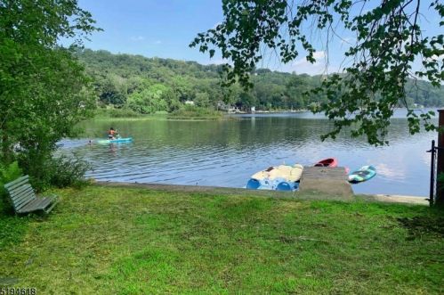 22 Cedar Lk, Parsippany NJ 07834-1805 exterior