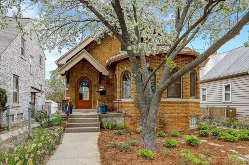 3168 40th St, Milwaukee, WI 53215-4023