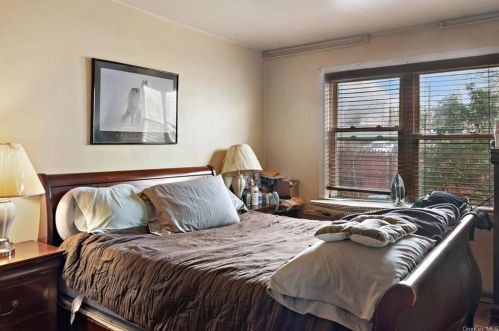 1020 Lydig Ave, Bronx NY 10462-2260 exterior