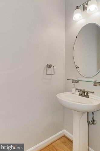 4999 Murtha St, Alexandria VA 22304-8612 exterior