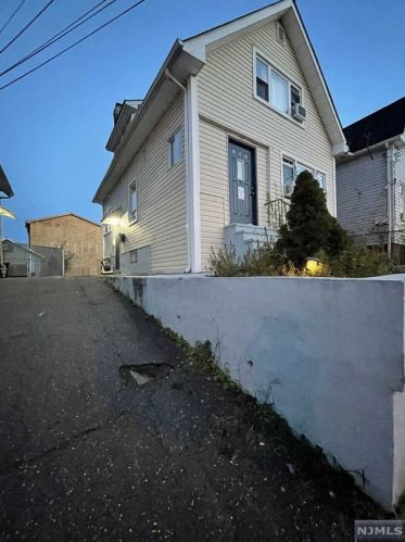 201 24th St, Paterson NJ 07514-2128 exterior