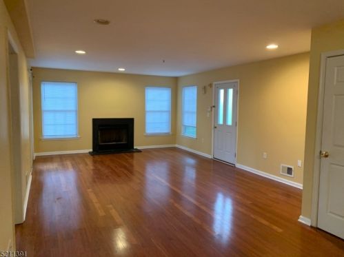 74 Chariot Ct, Piscataway NJ  08854-6665 exterior