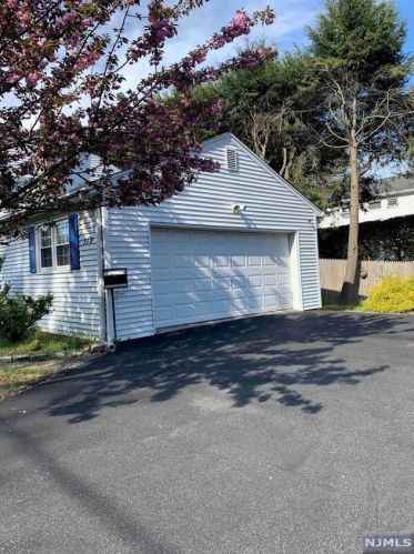 112 Knickerbocker Rd, Demarest NJ  07627-1026 exterior