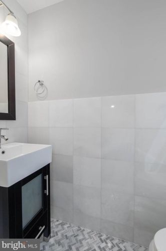 854 Leithgow St, Philadelphia PA 19123-2127 exterior