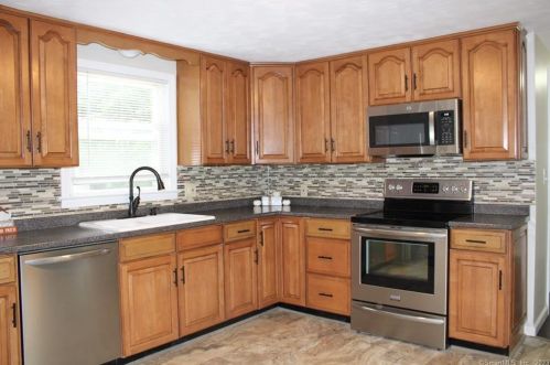 5 Play Rd, Enfield CT 06082-5148 exterior