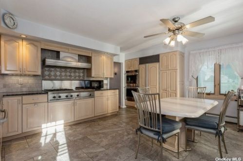 14 Lydia St, Valley Stream, NY 11580-2715