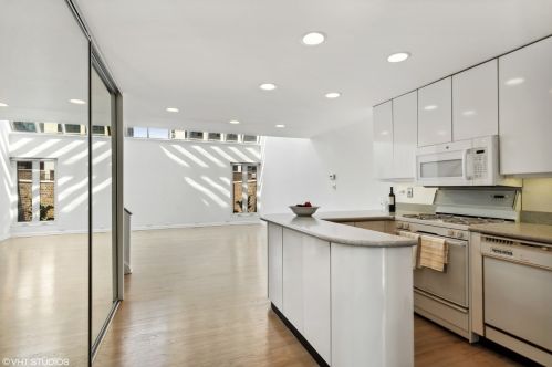 1537 Sandburg Ter, Chicago IL 60610-8052 exterior