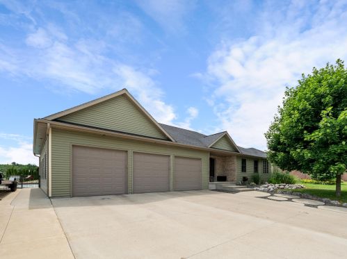 4709 Veranda Ct, Manitowoc, WI 54220-8358