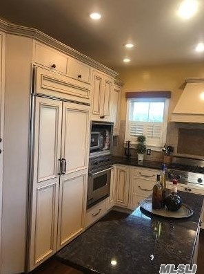 54 Frst Ave, Valley Stream NY 11581-1327 exterior