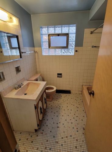 8935 Oglesby Ave, Chicago IL 60617-3048 exterior