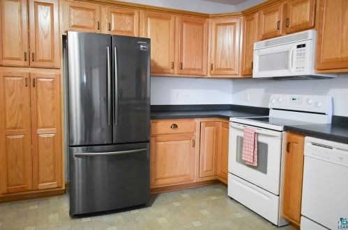 2106 Miller Crk Dr, Duluth MN 55811-1882 exterior