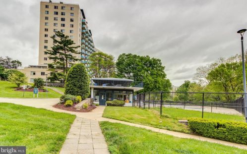 10201 Grosvenor Pl, Rockville MD  20852-4600 exterior