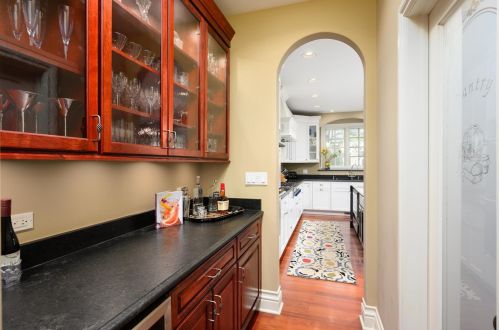 562 Linden Ave, Elmhurst IL 60126-4029 exterior