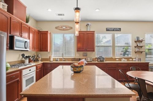 1072 La Paloma St, Turlock CA  95382-0485 exterior