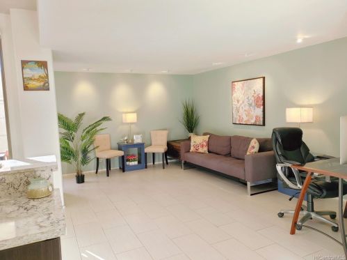 430 Lewers St, Honolulu, HI 96815-2444