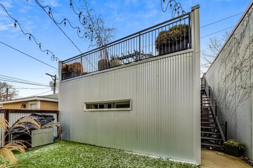 3831 Ravenswood Ave, Chicago IL 60613-2419 exterior