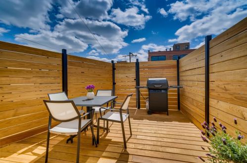 1111 Cornelia Ave, Chicago IL 60657-1507 exterior