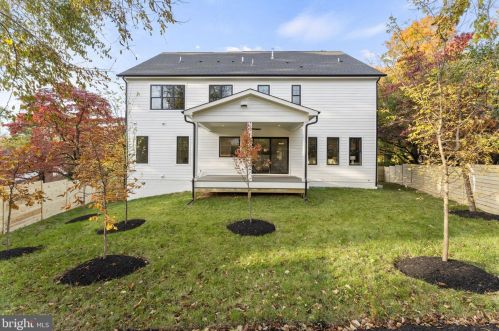 1327 Mayflower Dr, Mc Lean VA 22101-3405 exterior