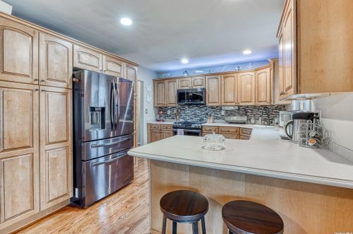 8 Linda Ln, Babylon NY exterior