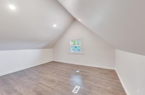 8740 Escanaba Ave, Chicago IL  60617-3115 exterior