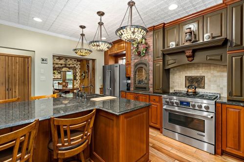 654 Bower Hill Rd, Pittsburgh PA 15243-2040 exterior