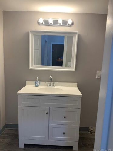 121 Barber St, Windsor CT  06095-4416 exterior