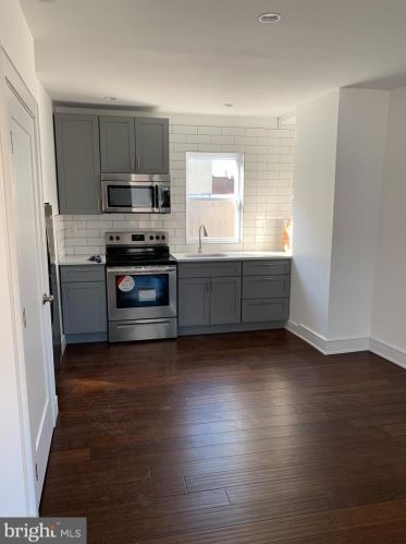 204 Brown St, Philadelphia PA  19123-2211 exterior