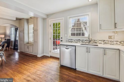 1612 Oakcrest Dr, Alexandria VA 22302-2337 exterior