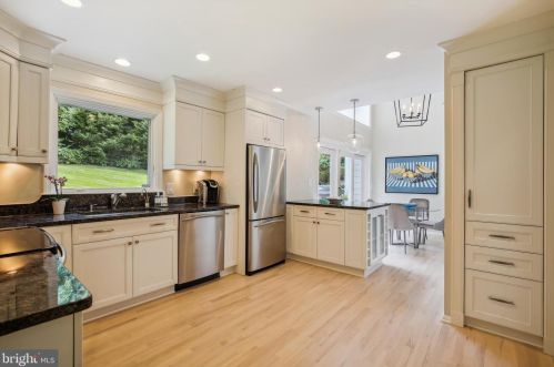 1006 Farm Haven Dr, Rockville MD 20852-4244 exterior