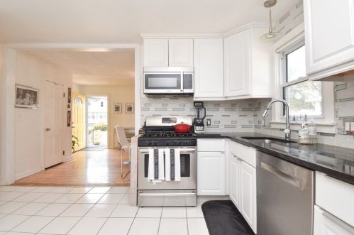 17 Waldorf St, Springfield MA 01109-1837 exterior