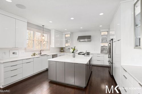 1860 Tall Pne Dr, Grand Rapids MI 49546-7923 exterior