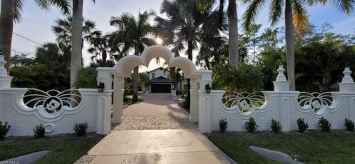 161 7th St, Naples, FL 34117-2126