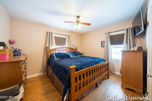 941 Northlawn St, Grand Rapids MI 49505-3717 exterior