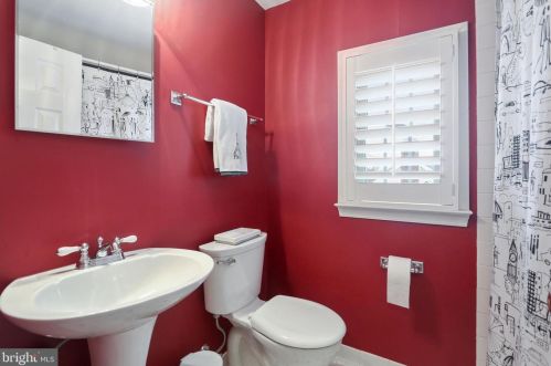 804 Enderby Dr, Alexandria VA 22302-2224 exterior