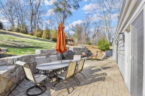 13 Hickory Dr, Greenwich CT 06831-4916 exterior