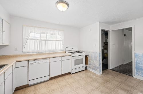 2504 Normandy Dr, Mishawaka IN 46545-3911 exterior