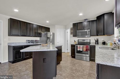 1085 Pearl Dr, Hanover, PA 17331-8693