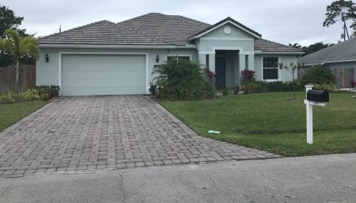898 Curtis St, Fort Pierce FL 34983-1935 exterior