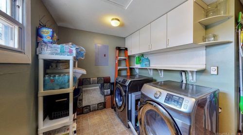 1 Mdw Rd, Enfield CT 06082-6003 exterior