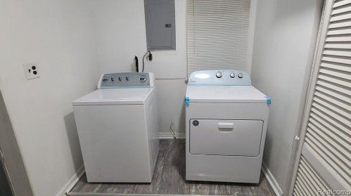 2053 Garry Dr, Troy MI  48083-2339 exterior