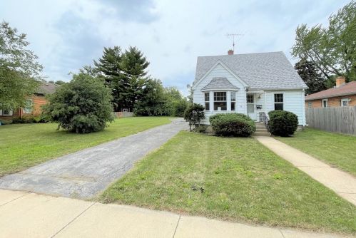 38 Gretta Ave, Waukegan, IL 60085-4645