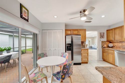 24 Gln Dr, Boynton Beach FL 33436-6208 exterior